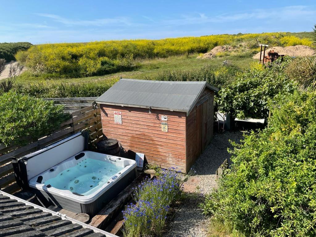 Baywatch Mawgan Porth Spacious Home sleeps 9, Games room, Parking & Garden