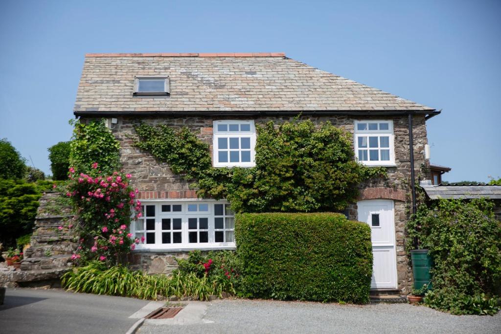 Exterior view of the Coach House swimming pool cottage in Cornwall