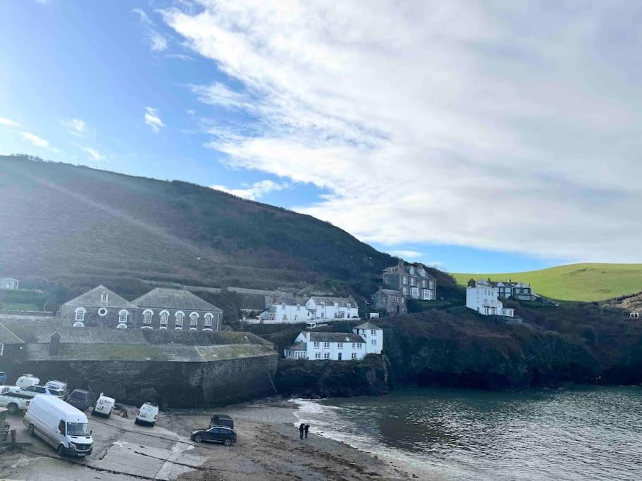 Spacious Home Sleeps 6 Short Walk to Port Isaac Village & Stunning Views